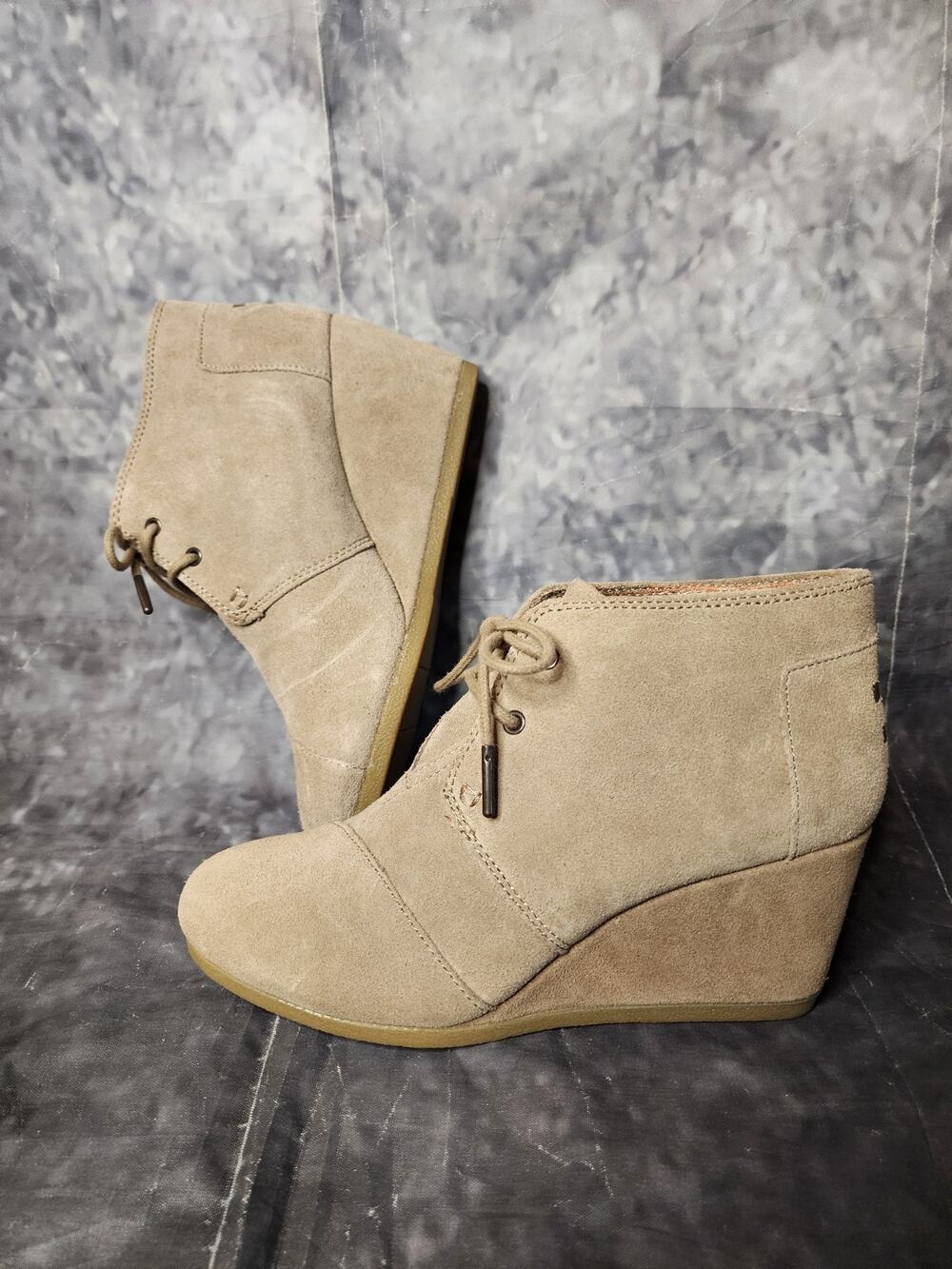 NEW! TOMS Womens Size 7.5 Taupe Suede Desert Wedge Ankle Booties Boho Boots